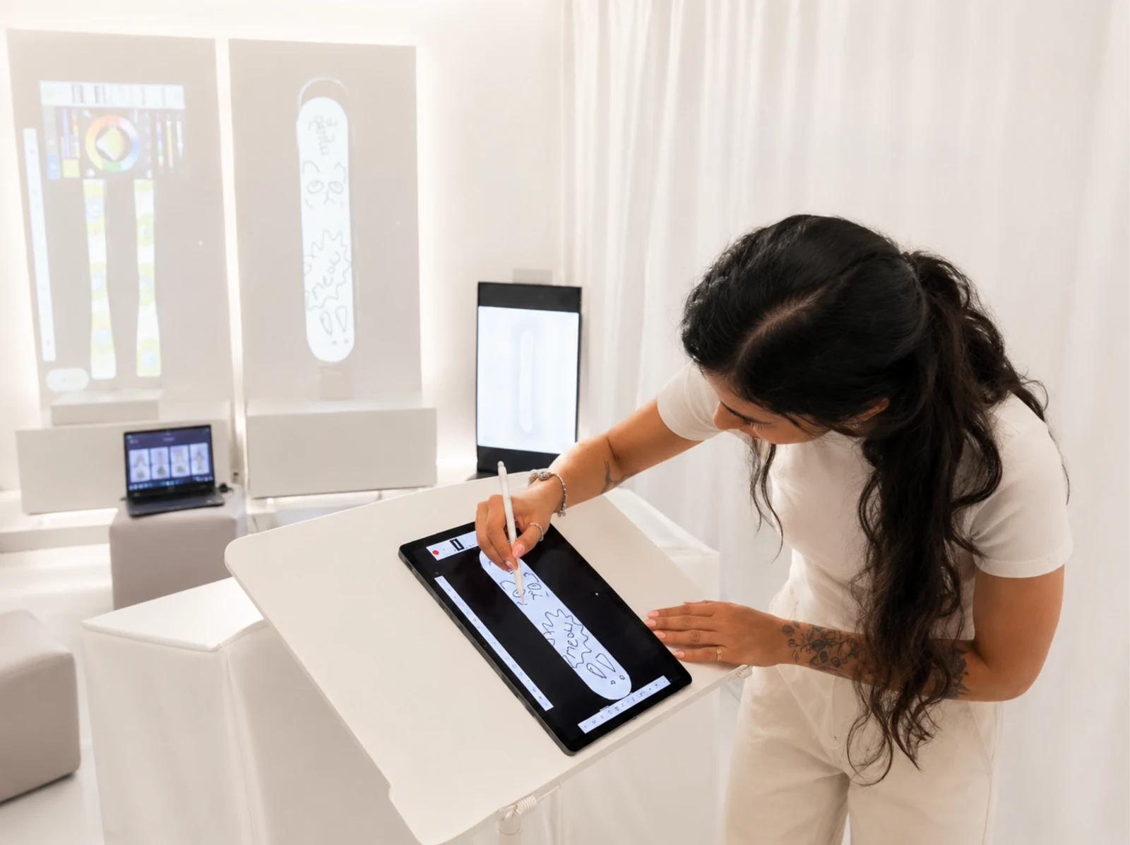 Visitante dibujando su diseño sobre la plantilla digital en la tablet de la instalación FROSTline