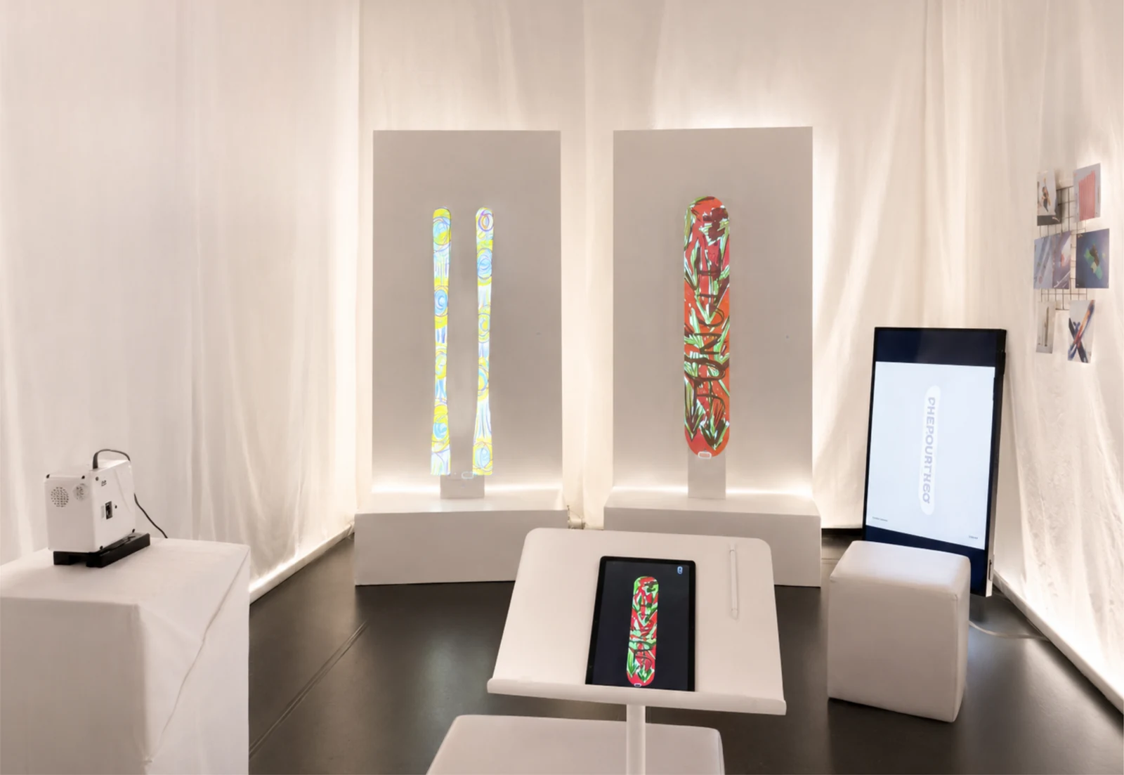 Vista general de la instalación FROSTline en Matadero Madrid con esquís proyectados, cortinas blancas y podios de creación