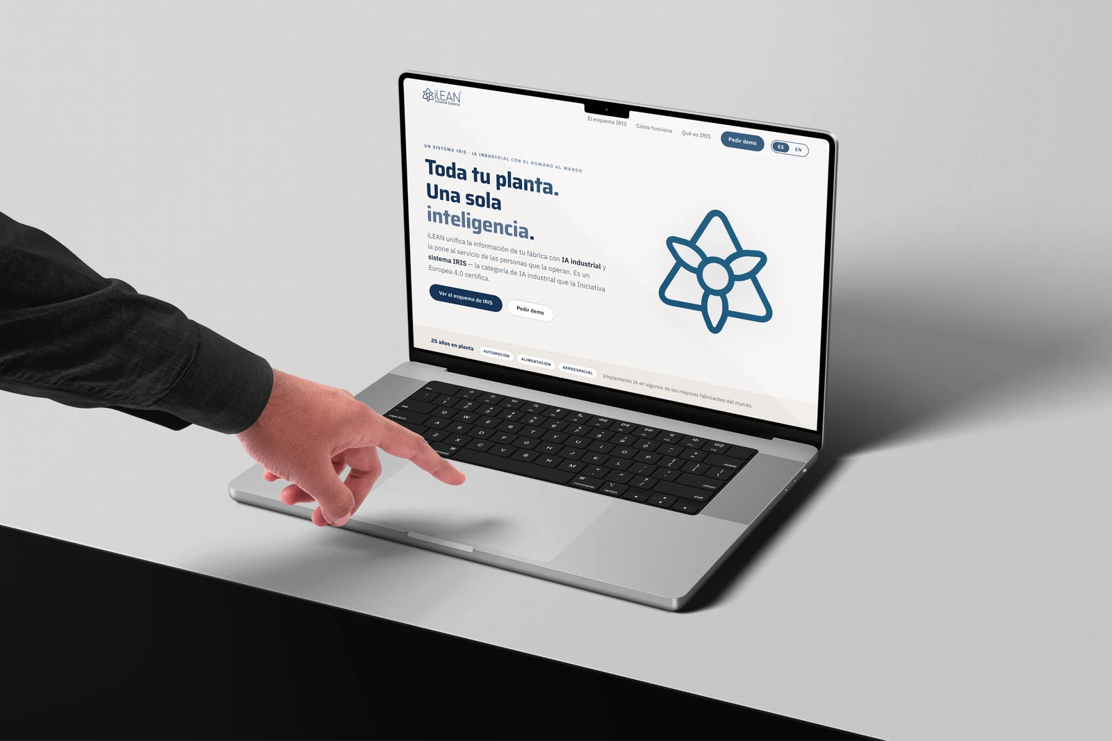 Diseño web de iLEAN abierto en un portátil con el claim 'Toda tu planta. Una sola inteligencia'