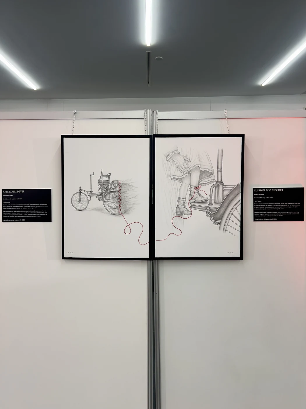 Montaje del díptico 'Creer antes de ver' en la sala de exposición del certamen de Mercedes-Benz
