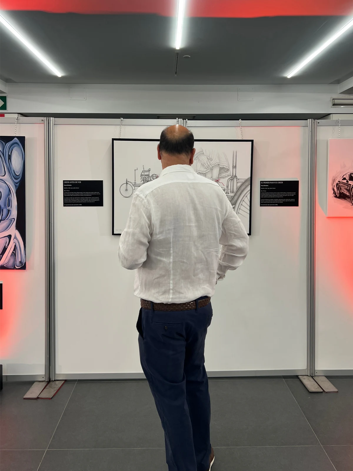 Visitante contemplando el díptico de Paula Miralles en la exposición de los 140 años de Mercedes-Benz