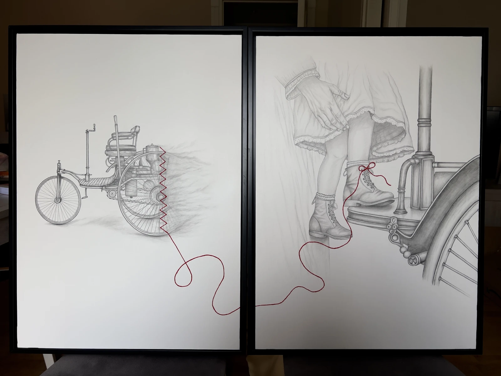 Obra completa del díptico 'Creer antes de ver' de Paula Miralles: el Benz Patent-Motorwagen desvanecido en grafito y el gesto de Bertha Benz, con la costura de hilo rojo