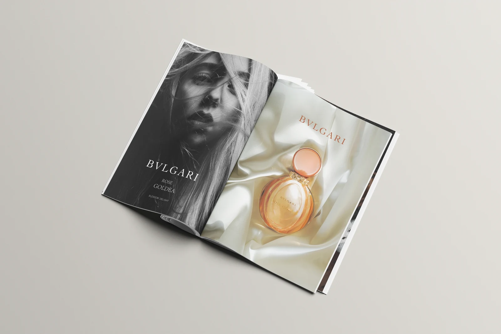Doble página de revista conceptual con fotografía en blanco y negro y bodegón de perfume, maquetada por Paula Miralles