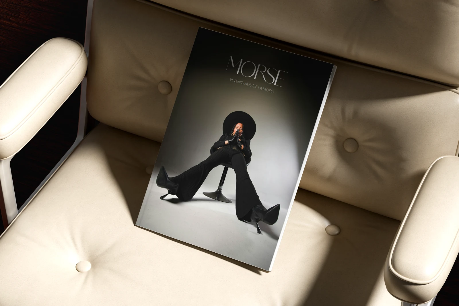 Portada de la revista conceptual MORSE diseñada por Paula Miralles, aplicada en mockup sobre un sofá de cuero claro